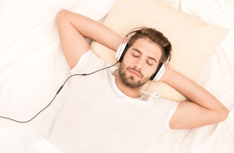 Tidur Sambil Mendengarkan Podcast, Aman atau Tidak?